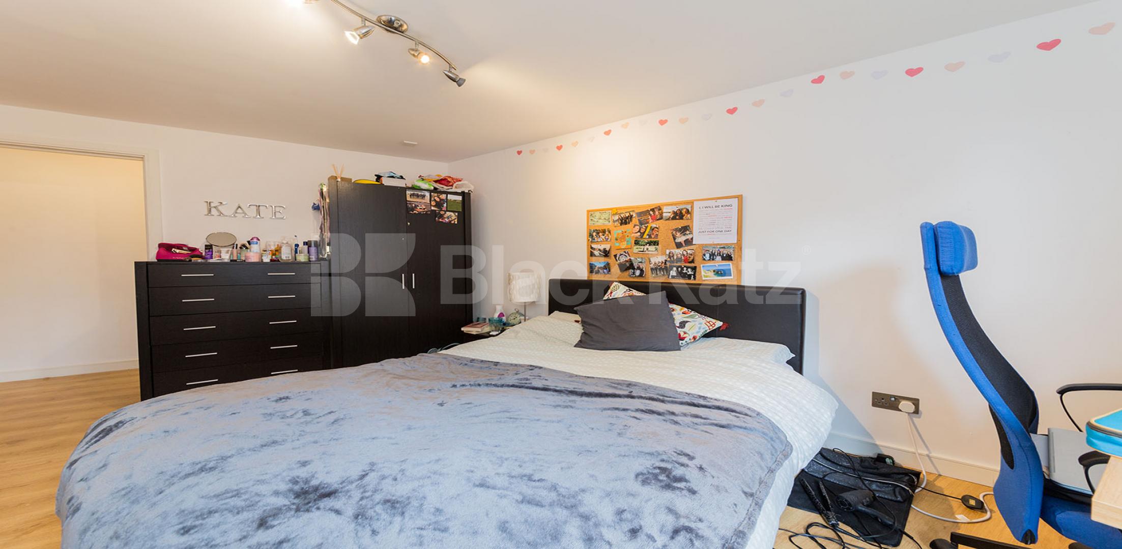 			3 / 4 BEDROOMS!, 3 Bedroom, 1 bath, 1 reception Mews House			 Criterion Mews, ARCHWAY 